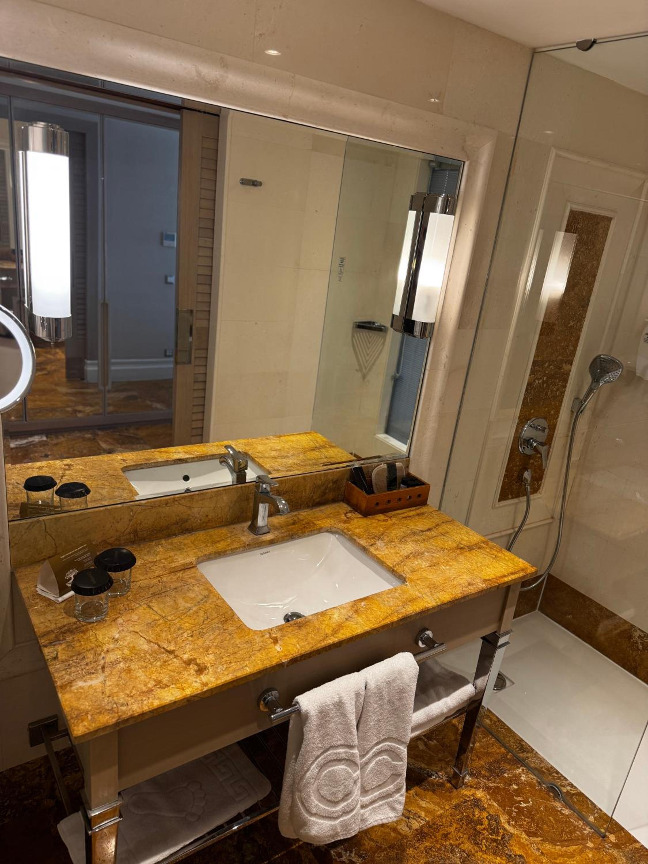 Charisma De Luxe Hotel - Image 7