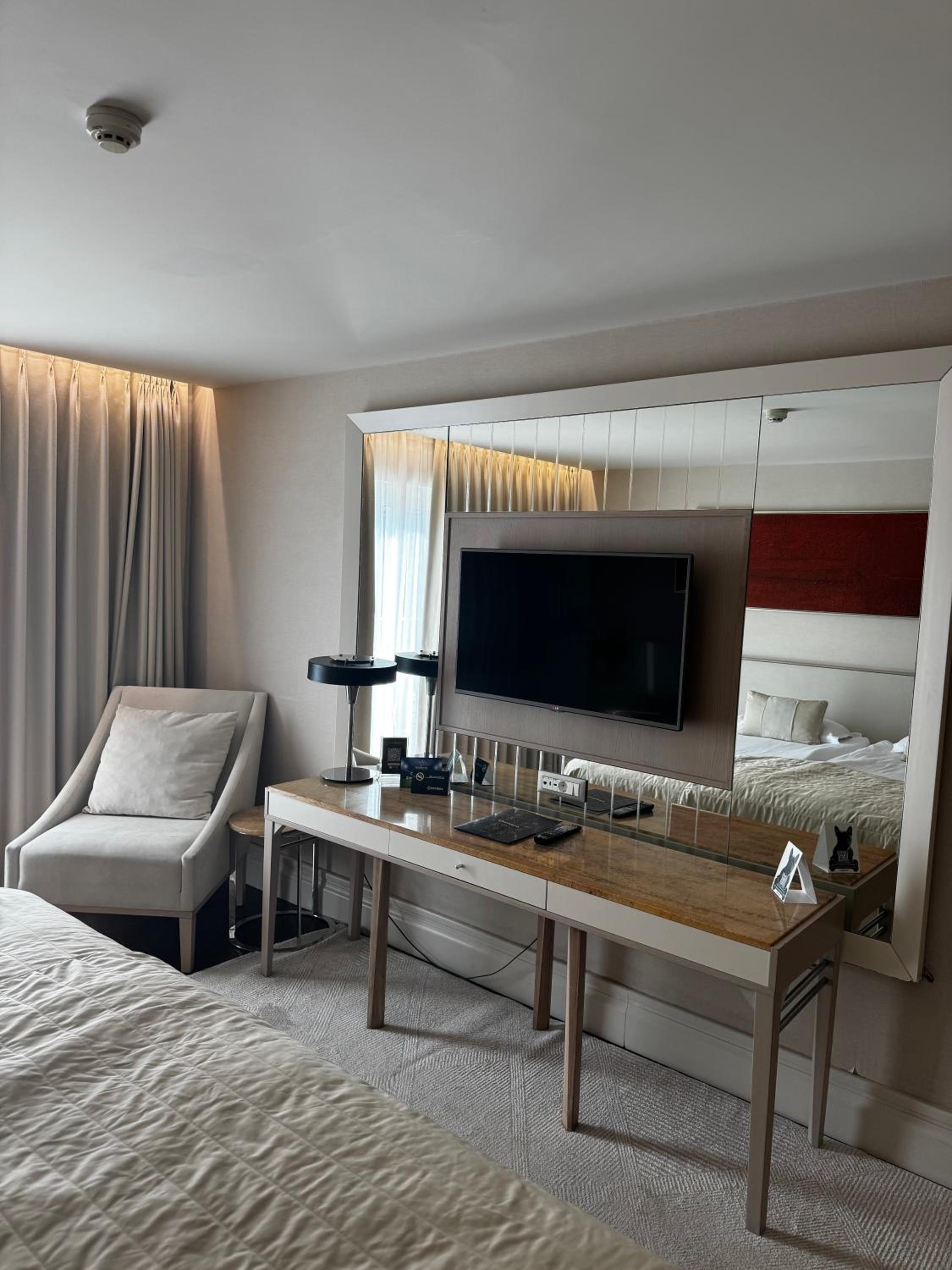 Charisma De Luxe Hotel - Image 10