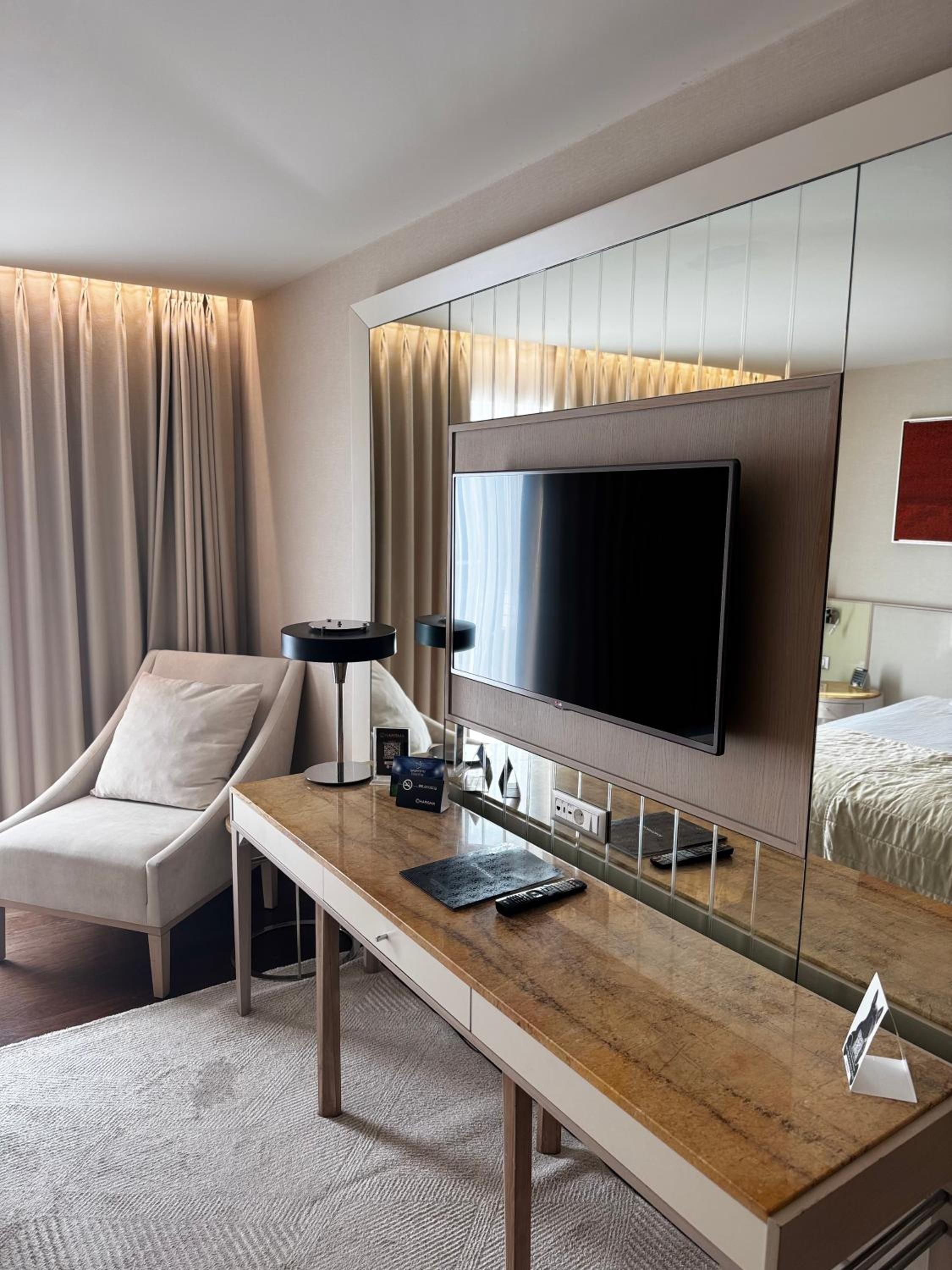 Charisma De Luxe Hotel - Image 11