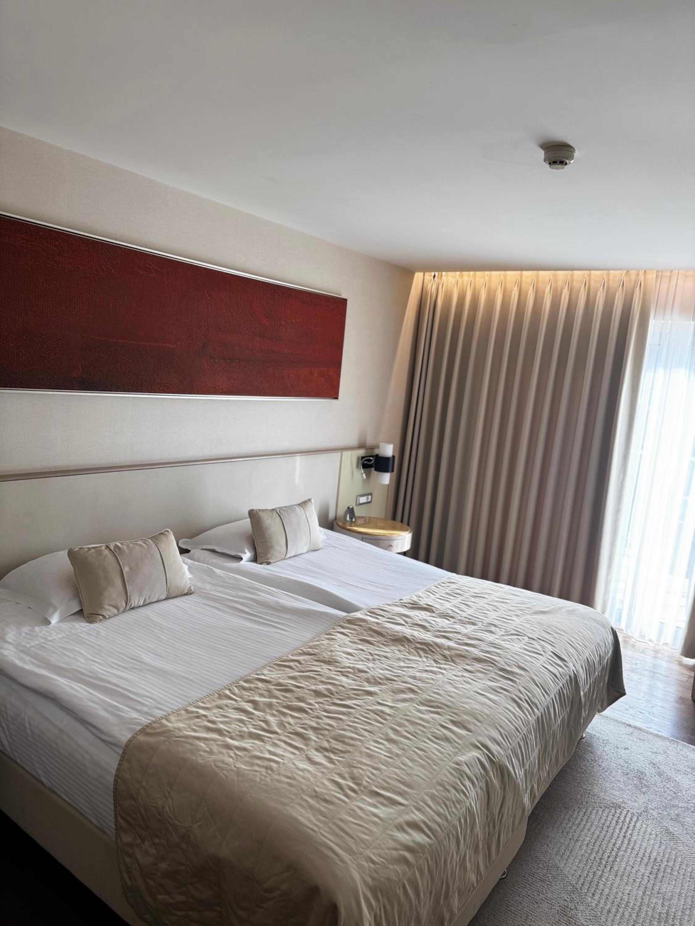 Charisma De Luxe Hotel - Image 12