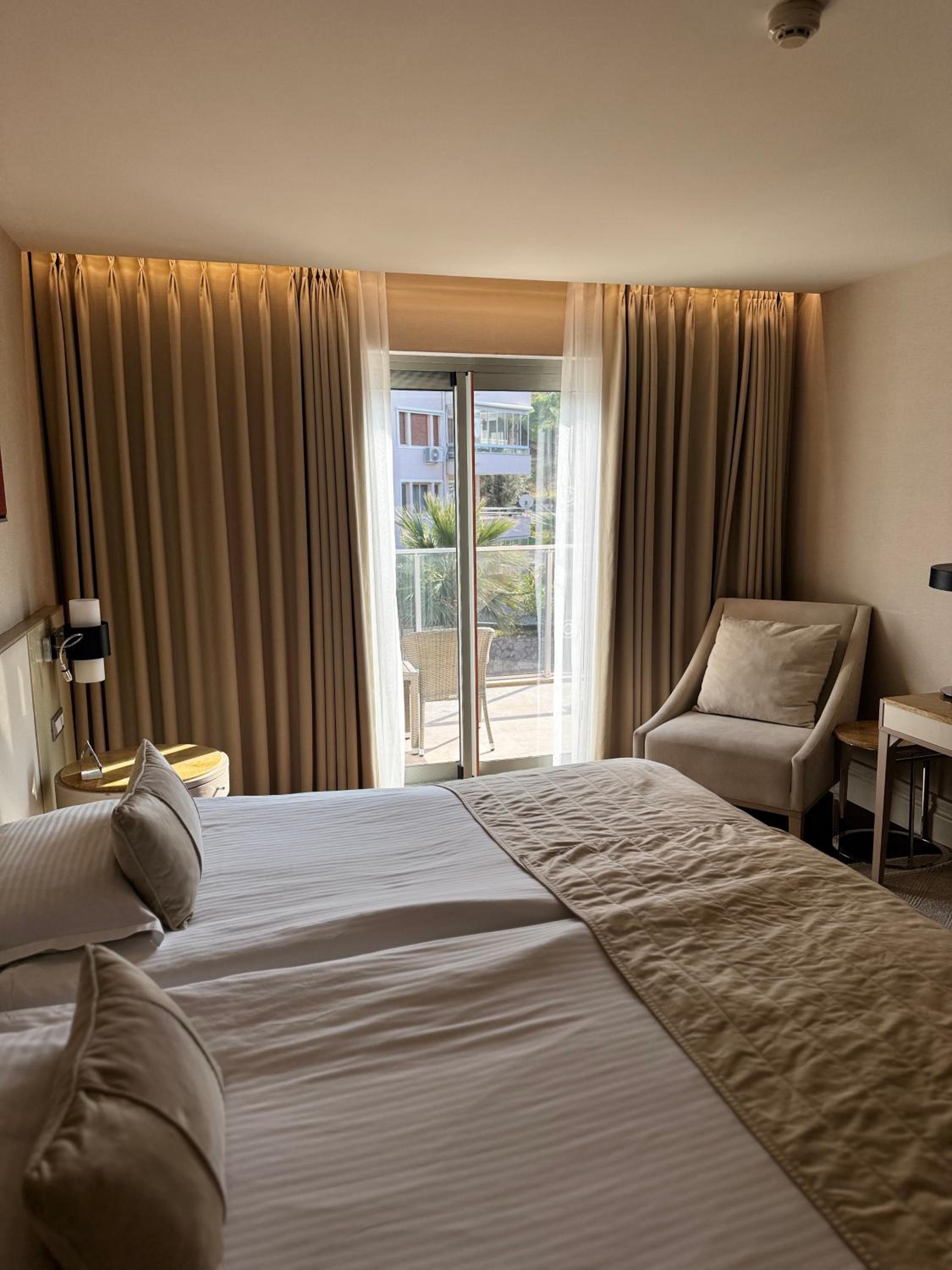 Charisma De Luxe Hotel - Image 16