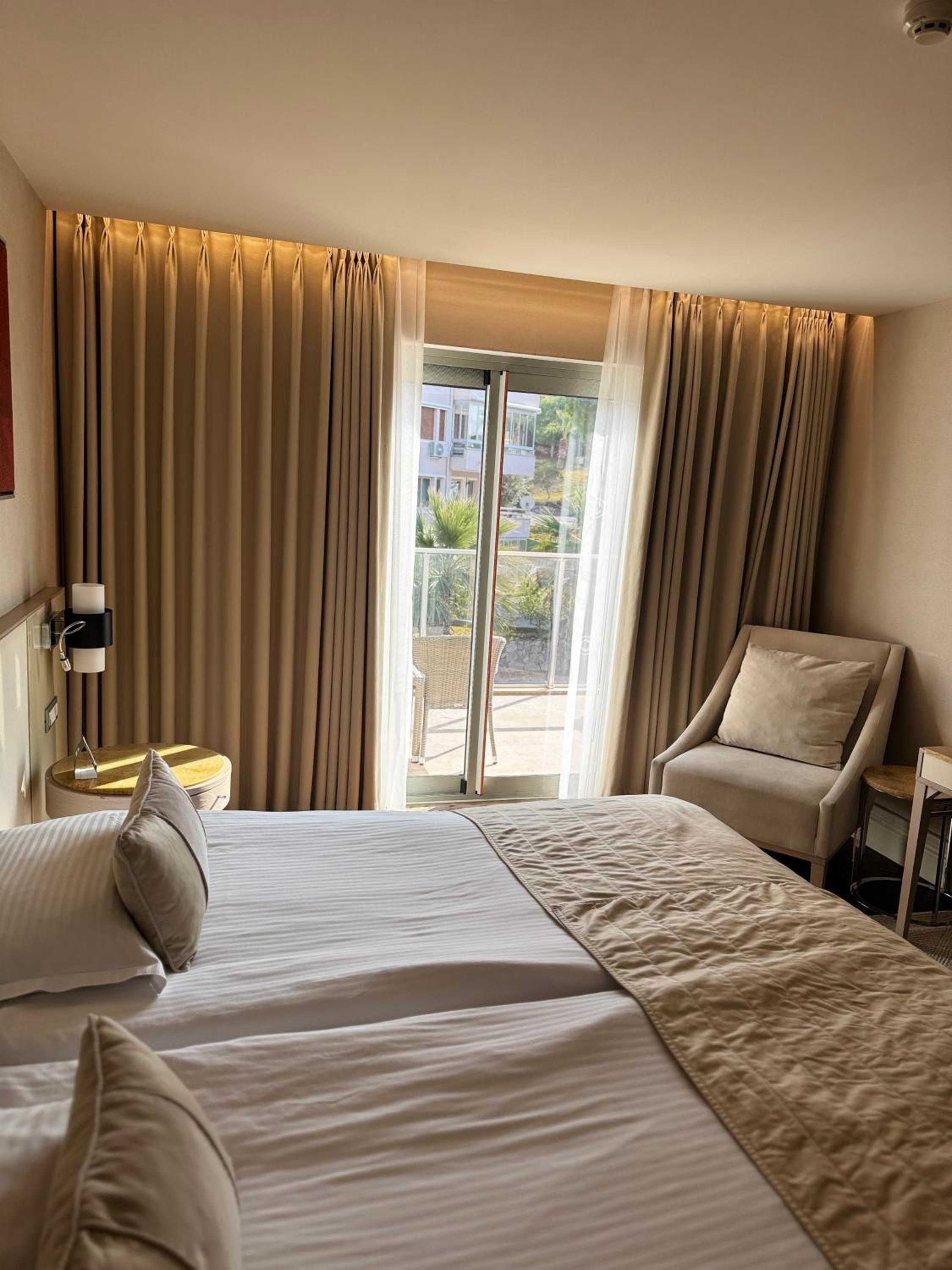 Charisma De Luxe Hotel - Image 17