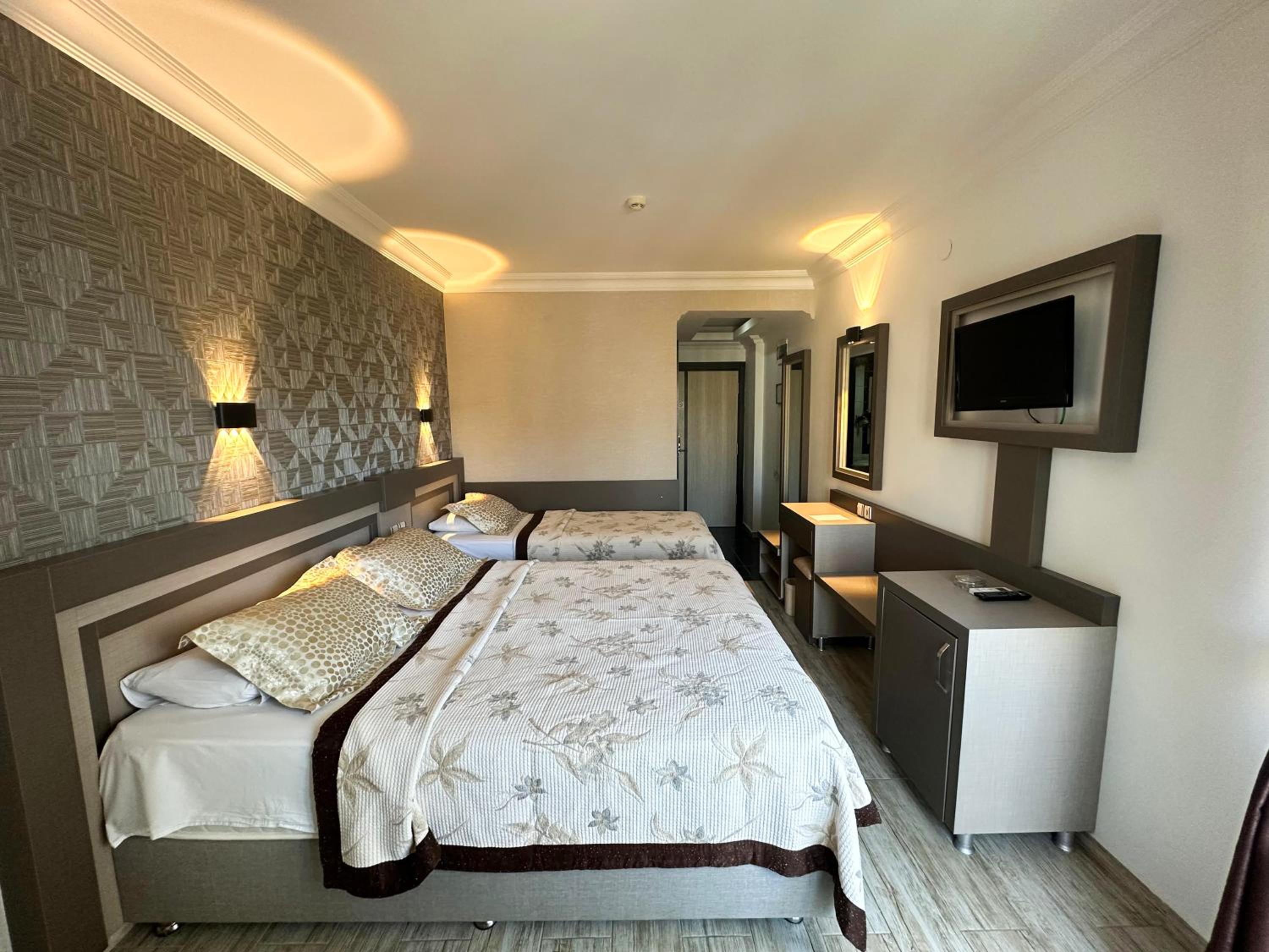 Monte Carlo Hotel - Image 12