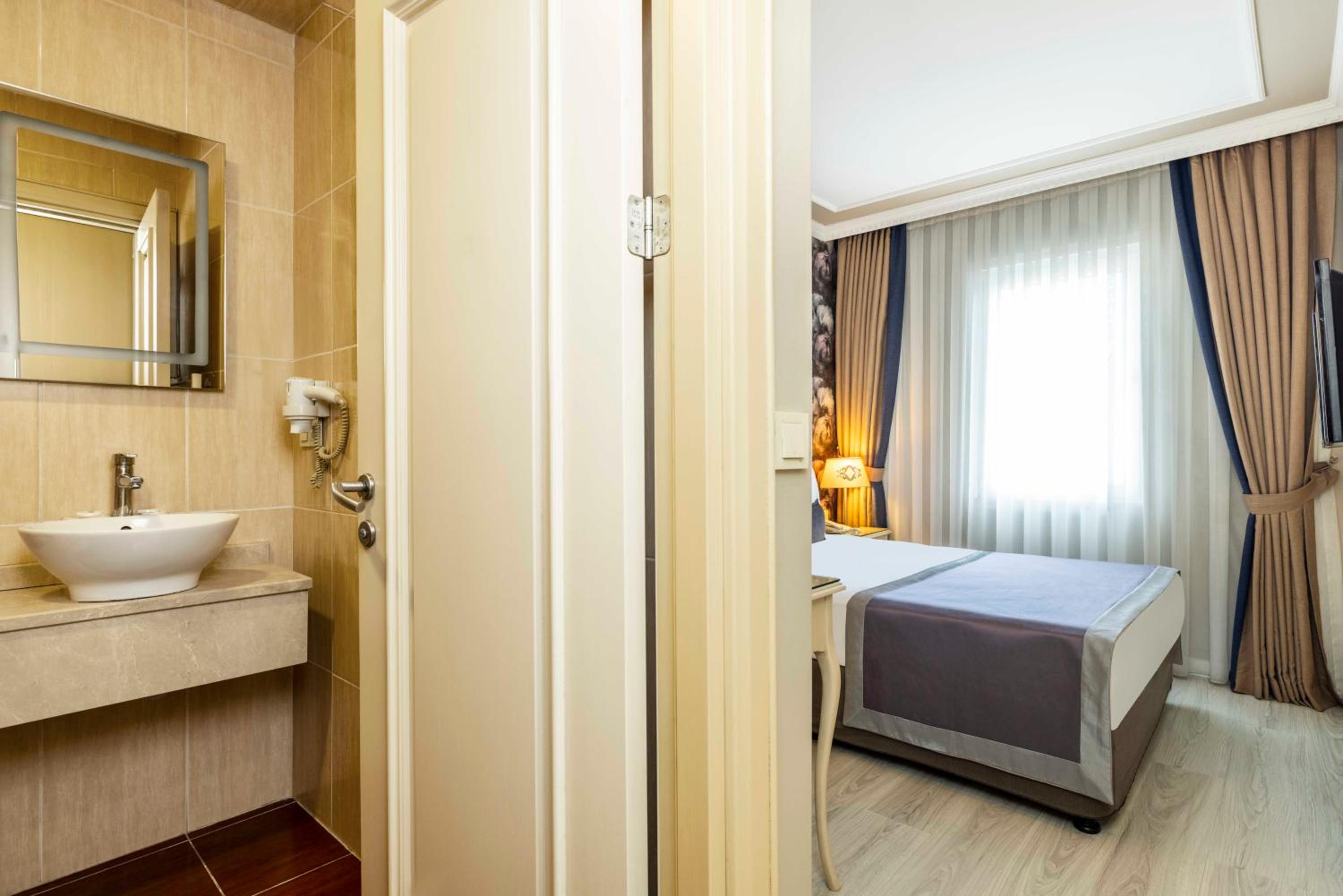 Raymond Hotel Old City - Image 34