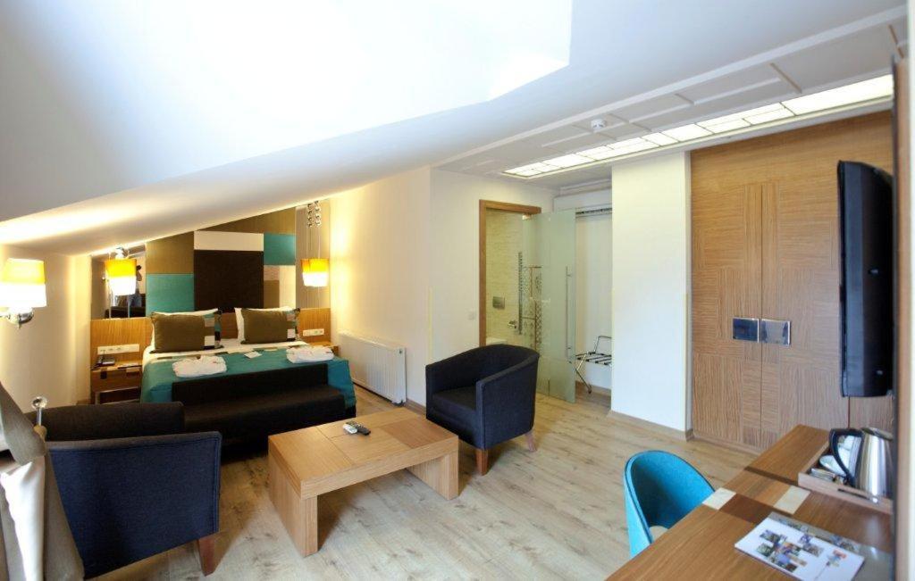 Collage Pera Hotel - Image 22