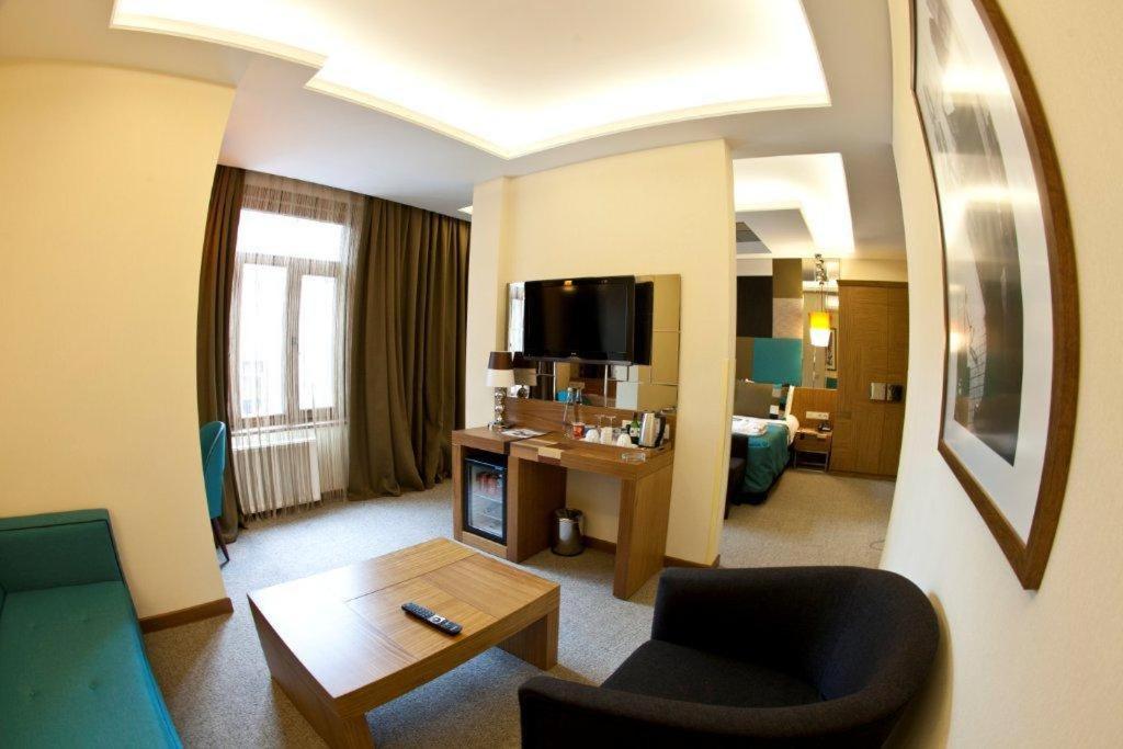 Collage Pera Hotel - Image 23