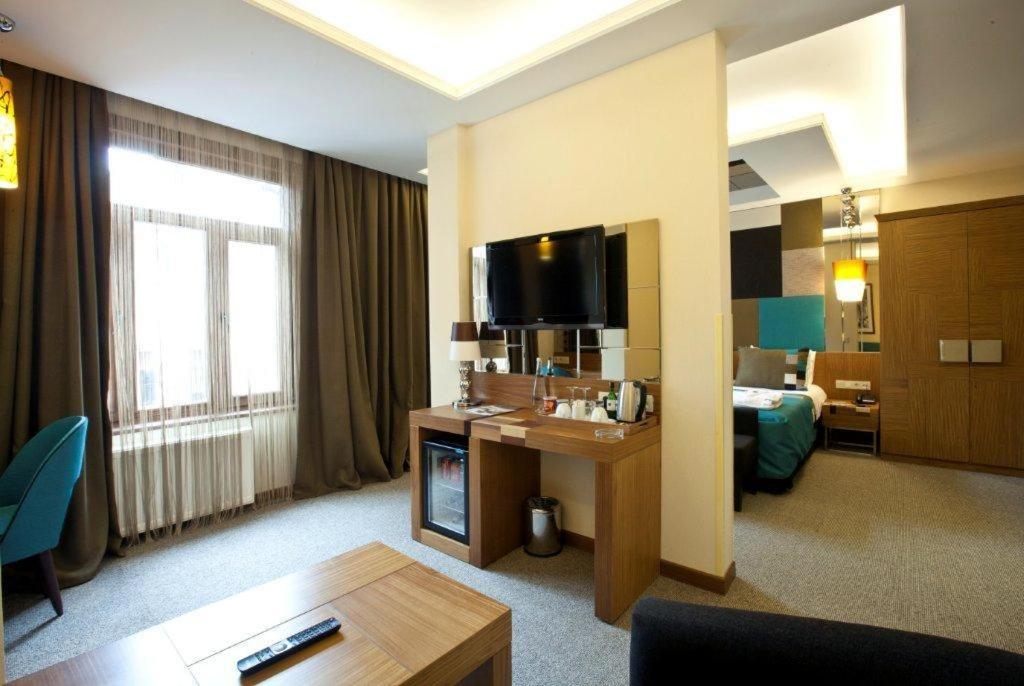 Collage Pera Hotel - Image 25