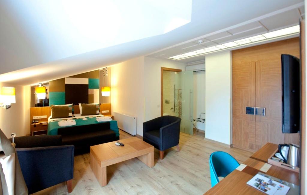 Collage Pera Hotel - Image 35