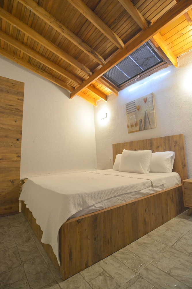 Ados Hotel - Image 18