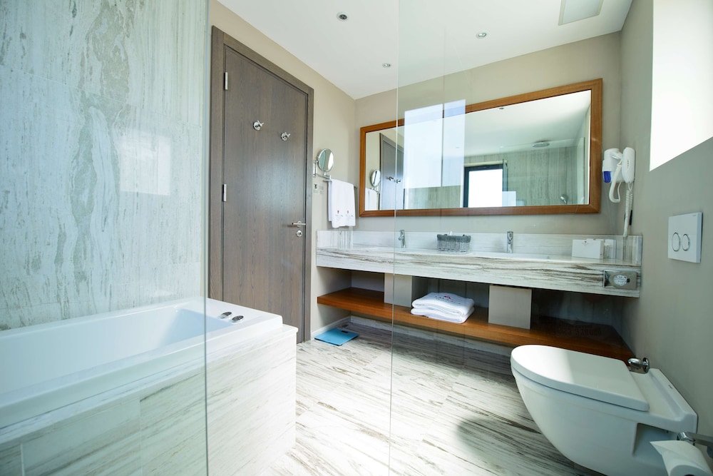 Ramada Resort by Wyndham Bodrum - Image 35