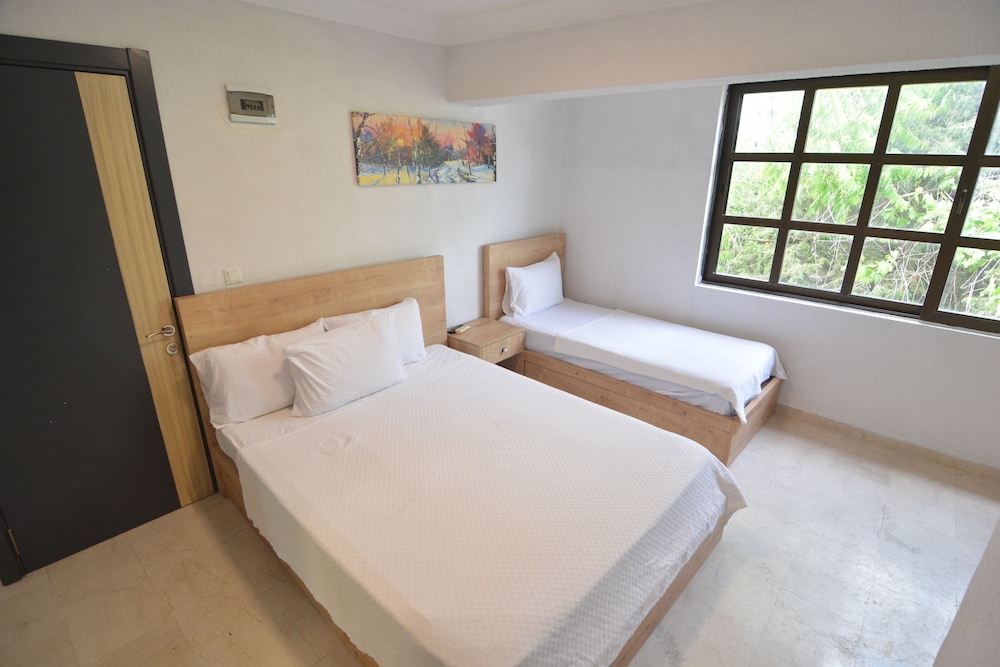 Ados Hotel - Image 6