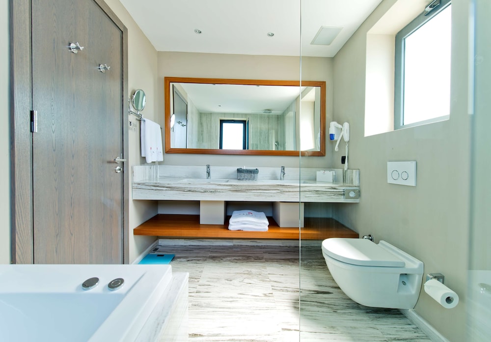 Ramada Resort by Wyndham Bodrum - Image 38