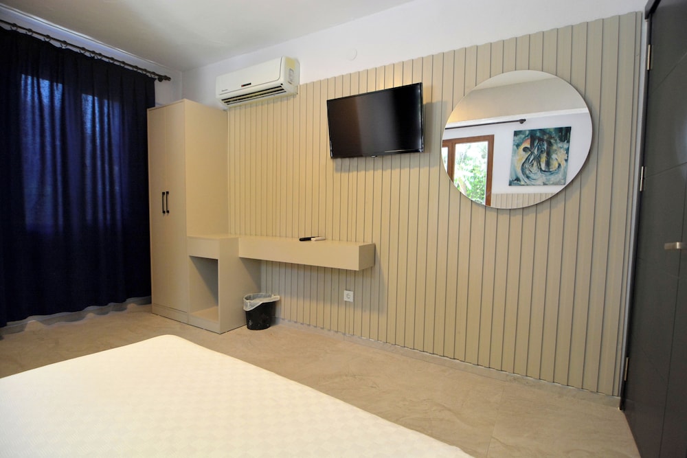 Ados Hotel - Image 25